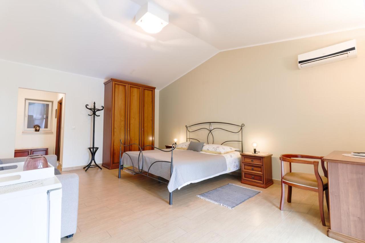 Žbandaj Bed & Breakfast Kastel מראה חיצוני תמונה